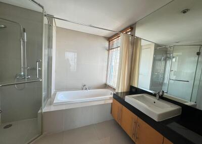 Fullerton Sukhumvit - 153 sqm. and 3 bedrooms and 4 Bathrooms. + 1 Maid room nearly BTS Ekkamail.