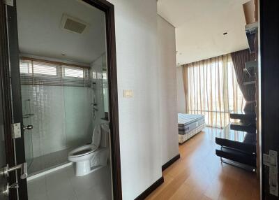 Fullerton Sukhumvit - 153 sqm. and 3 bedrooms and 4 Bathrooms. + 1 Maid room nearly BTS Ekkamail.