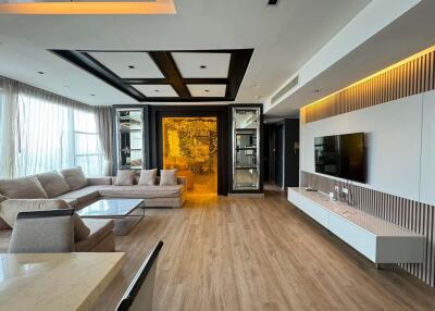 Fullerton Sukhumvit - 153 sqm. and 3 bedrooms and 4 Bathrooms. + 1 Maid room nearly BTS Ekkamail.