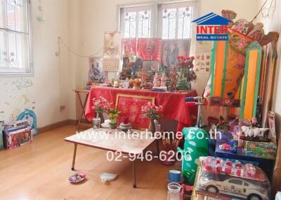 Living room with decorative items and children