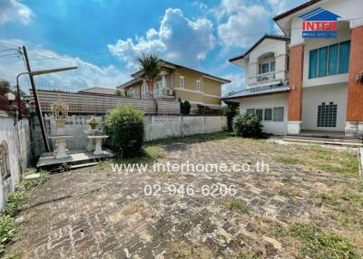 Front yard with view of neighboring houses