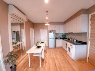 Modern kitchen with dining area