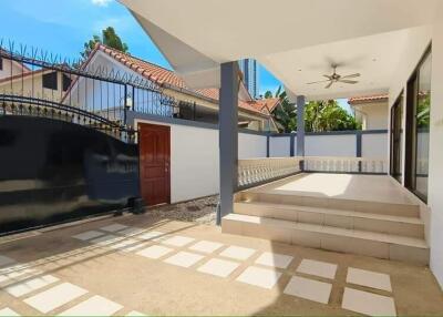Covered patio with ceiling fans and gate