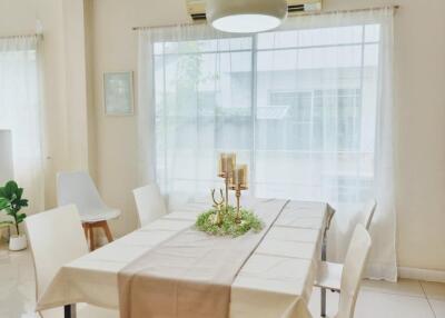 Dining room with modern decor