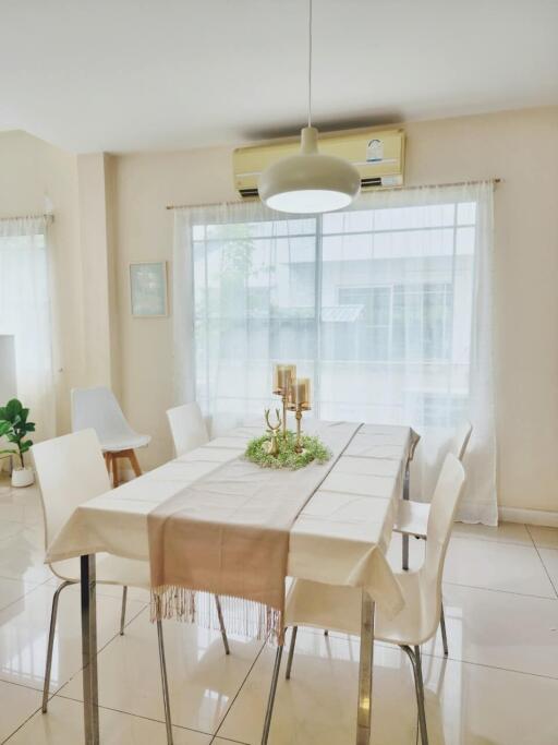 Dining room with modern decor