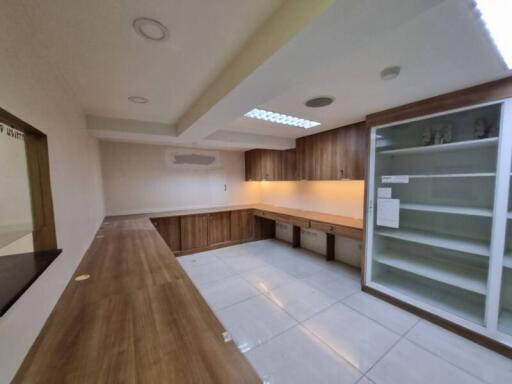 Commercial for Rent/Sale in Khlong Toei