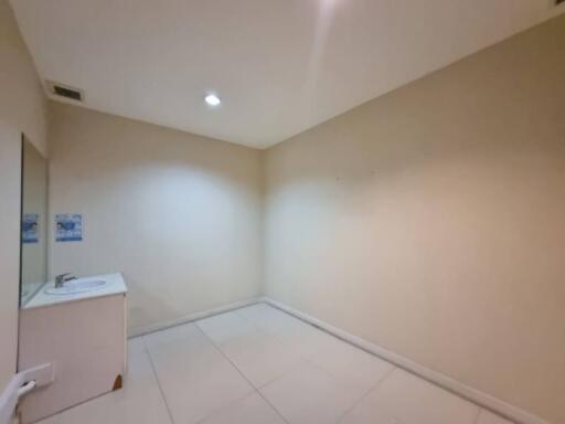 Commercial for Rent in Khlong Toei