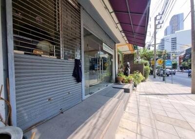 Commercial for Rent in Khlong Toei