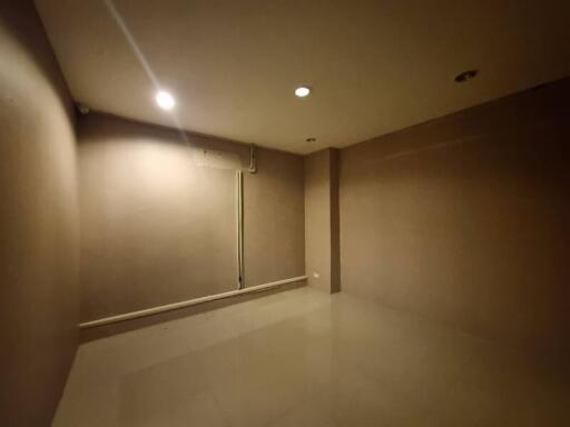 Commercial for Rent in Khlong Toei