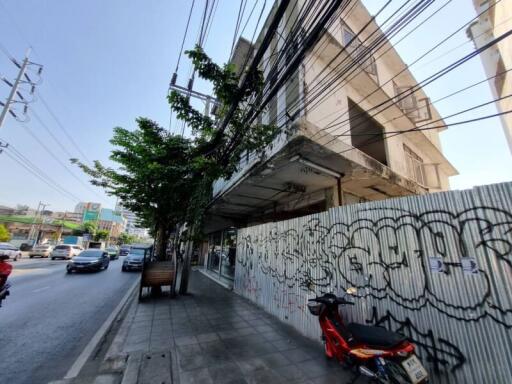 Commercial for Rent in Sukhumvit 71 - Pridipanomyong 45