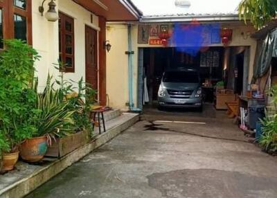 House for Sale in Phra Khanong.