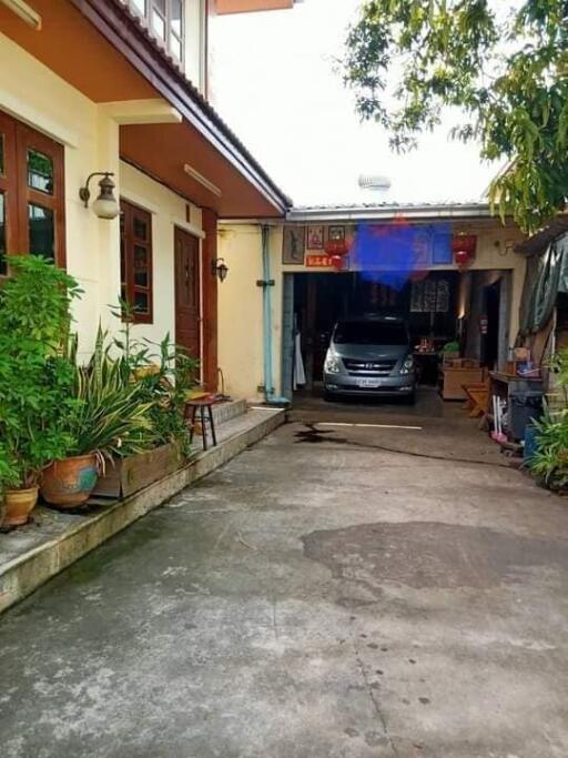 House for Sale in Phra Khanong.