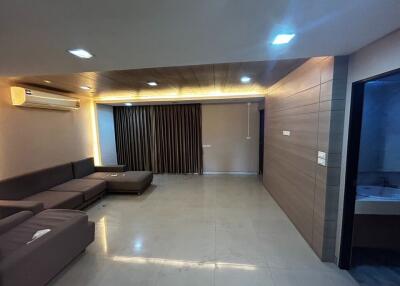 Commercial for Rent in Huai Khwang