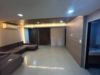 Commercial for Rent in Huai Khwang