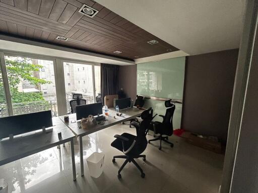 Commercial for Rent in Huai Khwang