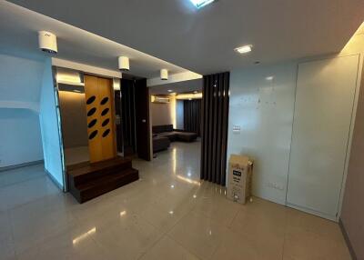 Commercial for Rent in Huai Khwang