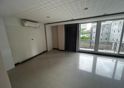 Commercial for Rent in Huai Khwang