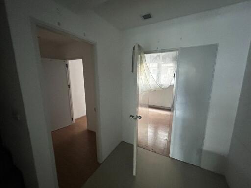 Commercial for Rent in Huai Khwang