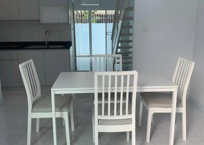 House for Rent in Thon Buri.