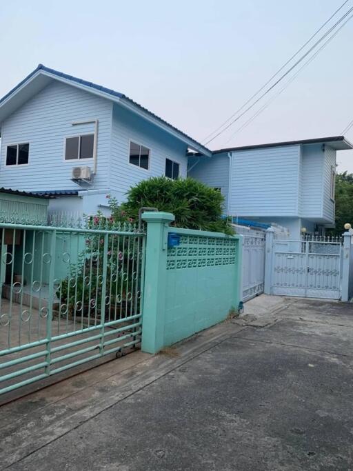 House for Rent in Thon Buri.