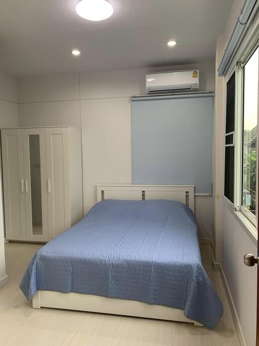 House for Rent in Thon Buri.