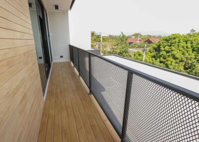 Contemporary 5-Bedroom House for Sale near Kad Farang