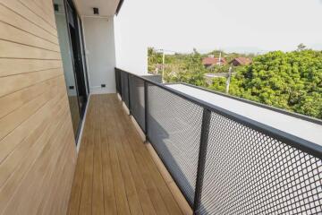 Contemporary 5-Bedroom House for Sale near Kad Farang