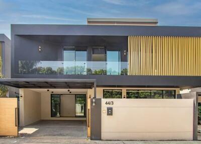 Contemporary 5-Bedroom House for Sale near Kad Farang