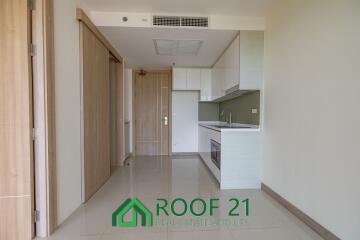 Best Deal! For Sale: The Riviera Jomtien Condo 1 Bedroom 33rd Floor Beach View One of Pattaya / S-0837