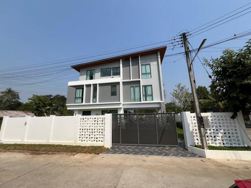 679 ตรม., 6 ห้องนอน, 9 ห้องน้ำ บ้าน ราคา ฿ 18,900,000