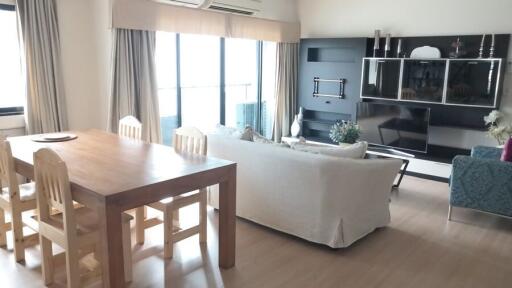 Condo for Rent at Renova Residence Chidlom