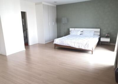 Condo for Rent at Renova Residence Chidlom