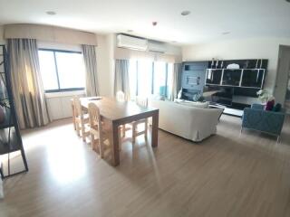 Condo for Rent at Renova Residence Chidlom