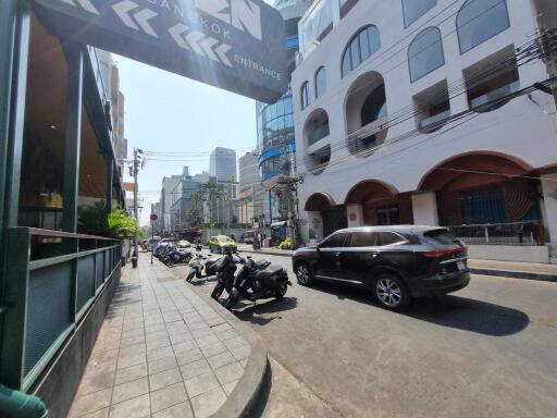 Commercial/Shophouse for Rent in Watthana