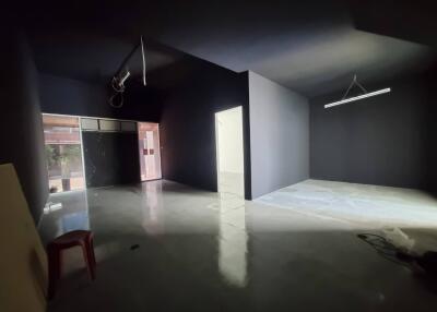 Commercial/Shophouse for Rent in Watthana