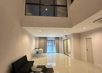 Townhouse for Sale at Nirvana Define Srinakarin-Rama9