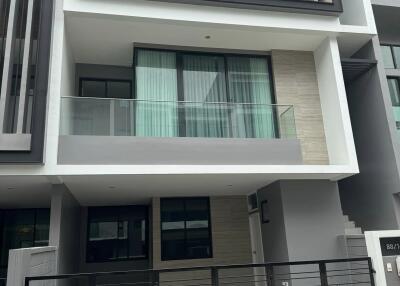 Townhouse for Sale at Nirvana Define Srinakarin-Rama9