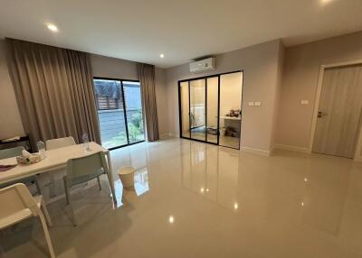 Townhouse for Sale at Nirvana Define Srinakarin-Rama9