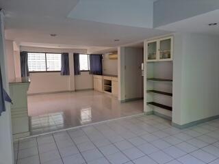 House for Sale in Watthana.