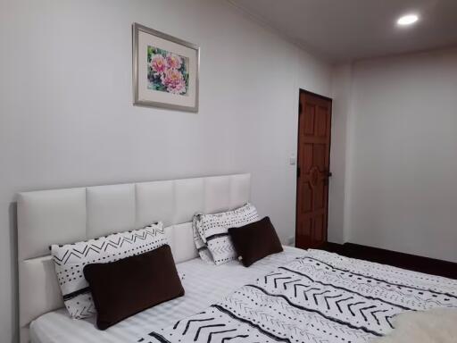 Service apartment for Rent in Watthana