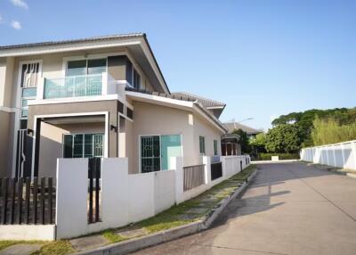 180 ตรม., 3 ห้องนอน, 4 ห้องน้ำ บ้าน ราคา ฿ 4,650,000