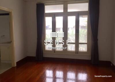 Private specious 4 bed for rent in Promphong