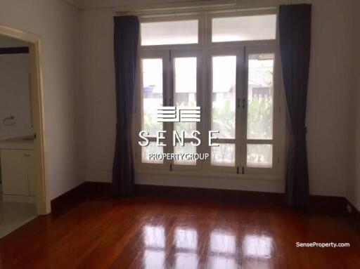 Private specious 4 bed for rent in Promphong