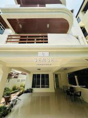 Spacious 4 bed townhouse for rent in sukhumvit