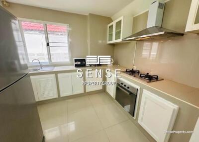 Spacious 4 bed townhouse for rent in sukhumvit