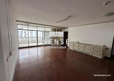 Large 3 bed pet friendly for sale near Asoke
