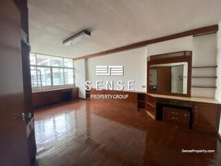 Large 3 bed pet friendly for sale near Asoke