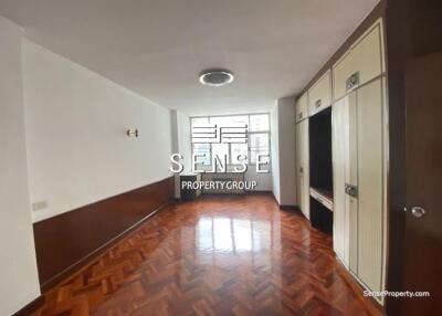 Large 3 bed pet friendly for sale near Asoke