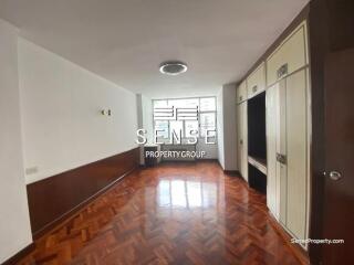 Large 3 bed pet friendly for sale near Asoke