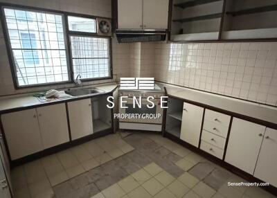 Spacious 3 bed for sale near Asoke